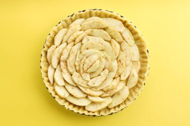 Sarı arka planda ev yapımı elmalı turta, üst manzara.