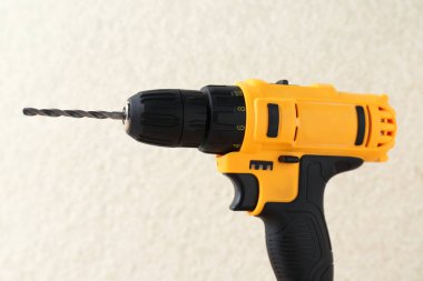Arka planda bulanık bir kablosuz elektrik matkabı