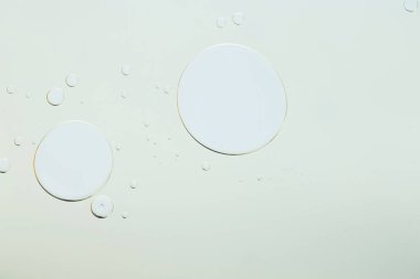 Açık gri arka planda kozmetik yağı örneği, makro görünüm