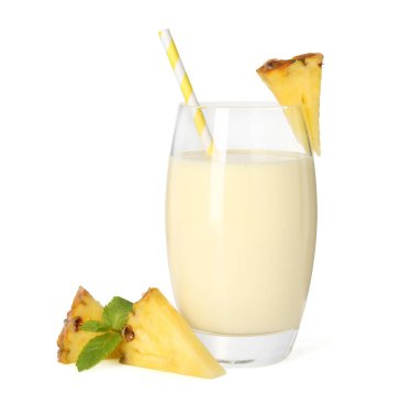 Bardakta lezzetli ananas kokteyli, taze meyve dilimleri ve beyaz üzerine izole edilmiş nane şekeri.
