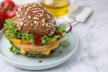 Beyaz mermer masada nohut pirzolası ile nefis vegan burger, yakın plan.