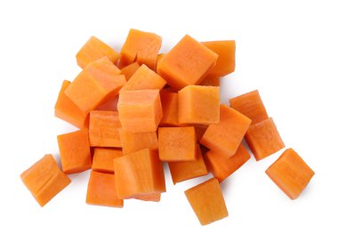 Taze olgun havuç parçaları beyaza izole edilmiş, üst manzara