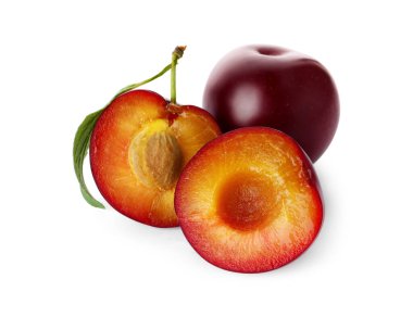 Tümü ve kesilmiş erikler beyaza izole edilmiş.