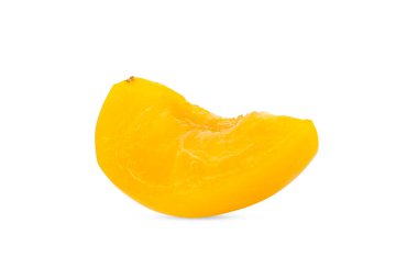 Olgun erik dilimi beyaza izole edilmiş.