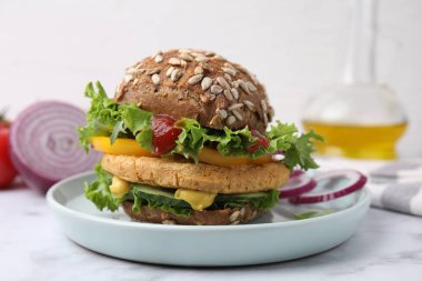 Beyaz mermer masada nohut pirzolası ile nefis vegan burger, yakın plan.