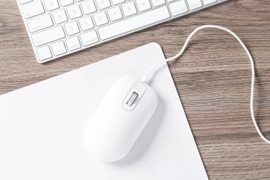 Fare başlı bilgisayar faresi ve klavyeli tahta masa, üst görünüm