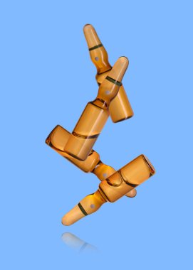 Açık mavi arkaplana düşen birçok cam ampul