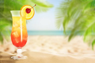 Lezzetli tekila kokteyli, palmiye yaprakları ve altın kumu olan yaz plajı.