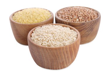 Beyaza izole edilmiş kaselerdeki farklı mısır gevrekleri