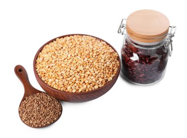 Farklı baklagiller ve karabuğday beyaz üzerine izole edilmiş