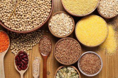 Tahta masadaki farklı türde baklagiller, tohumlar ve tahıllar, düzlük