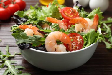 Tahta masada sebzeli lezzetli karides salatası, yakın plan.