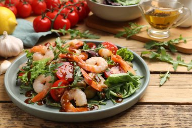 Tahta masada sebzeli lezzetli karides salatası.