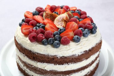 Lezzetli çikolatalı kek, üzerinde böğürtlen, yakın plan.