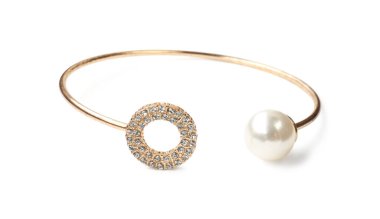 Güzel bijouterie. Beyazda izole edilmiş şık bilezik