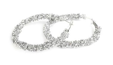 Güzel bijouterie. Beyaz renkte izole edilmiş zarif küpeler