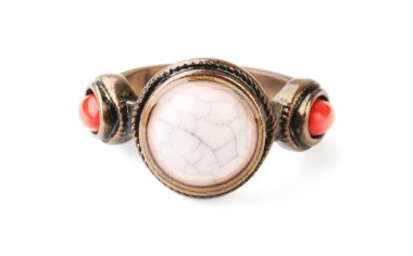 Güzel bijouterie. Beyaz renkte izole edilmiş şık bir halka