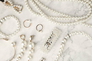 Beyaz mermer zemin üzerinde farklı güzel bijouterie, düz yatıyordu