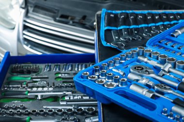 Otomobil tamir atölyesinde farklı oto tamircilerinin araçları, yakın çekim