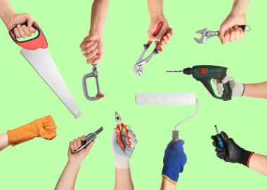 Açık yeşil arka planda farklı araçlara sahip insanların elleri