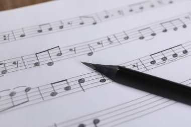 Müzik notaları ve kurşun kalemle çarşaf, yakın plan görünüm