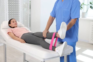 Rehabilitasyon merkezinde hastayla çalışan fizyoterapist.