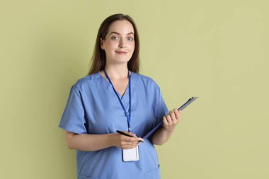 Soluk yeşil arkaplanı olan profesyonel hemşire.