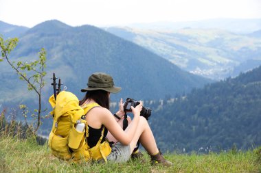 Sırt çantalı ve kameralı genç bir yürüyüşçü. Metin için boşluk
