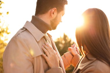 Gün batımında parkta dans eden güzel bir çift.