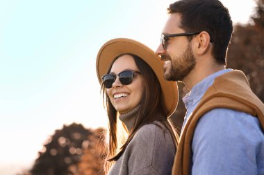 Güz parkında güzel bir çift birlikte vakit geçiriyor.