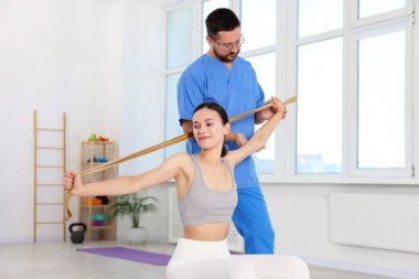 Rehabilitasyon merkezinde fizyoterapist gözetiminde egzersiz yapmak