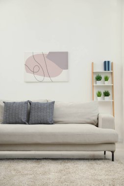 Rahat kanepe ve çiçekleri olan şık bir oda.