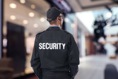 Üniformalı güvenlik görevlisi ve alışveriş merkezinde kulaklık.
