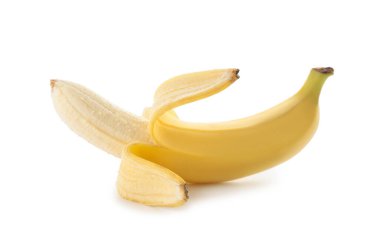 Soyulmuş lezzetli olgun muz beyazda izole edilmiş.