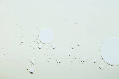 Açık gri arka planda kozmetik yağı örneği, makro görünüm