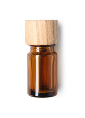 Şişedeki temel yağlar beyaza izole edilmiş, üst görünümde.