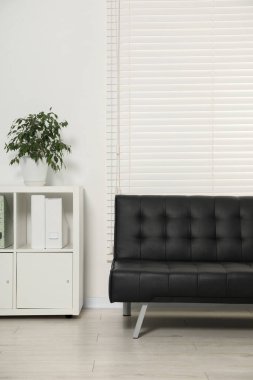 Oturma odasında rahat bir kanepe. İç tasarım