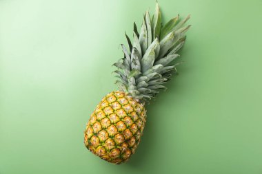 Yeşil arka planda taze, olgun bir ananas.