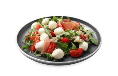 Lezzetli salata roka, mozarella peyniri, domates ve jamon beyaz üzerine izole edilmiş.