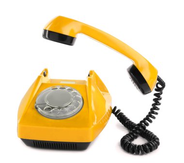 Döner kadranlı eski sarı telefon beyaz üzerinde izole