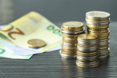 Gri desenli masa üzerinde yığınla para ve euro banknotları, yakın plan