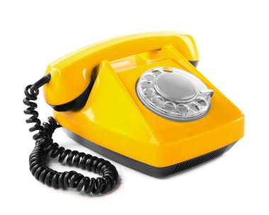 Döner kadranlı eski sarı telefon beyaz üzerinde izole