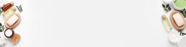 Beyaz arka planda kozmetik ürünleri, düz yatış. Metin için alanı olan pankart tasarımı