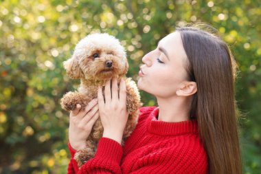 Dışarıdaki sevimli köpekli kadın portresi.