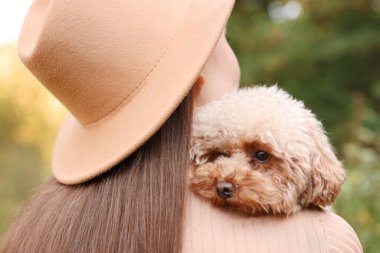 Dışarıda sevimli köpeğiyle bir kadın, yakın plan.