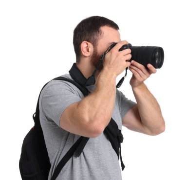 Beyaz arkaplanda fotoğraf çeken sırt çantalı ve kameralı fotoğrafçı