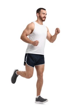 Beyaz arka plan üzerinde çalışan yakışıklı genç