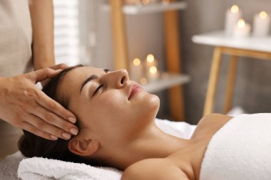 Çekici kadın spa salonunda yüz masajından hoşlanıyor, yakın plan.