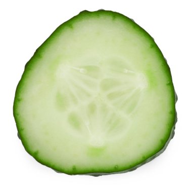 Taze salatalık dilimi beyaza izole edilmiş.