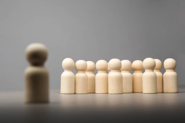 Yalnızlık kavramı. Gri arkaplanda diğerlerinden uzak bir insan figürü